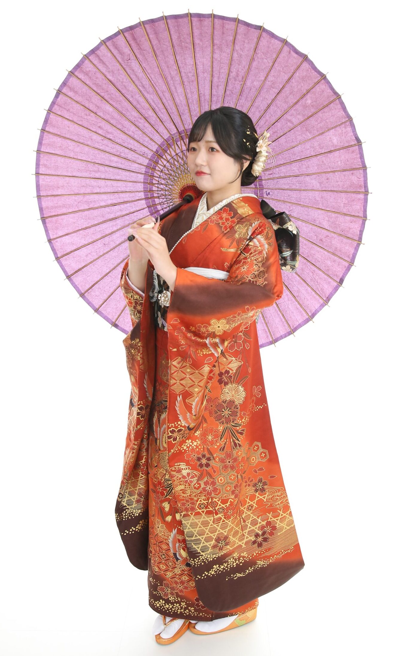 成人式の前撮りで朱赤のママ振袖を着た女性